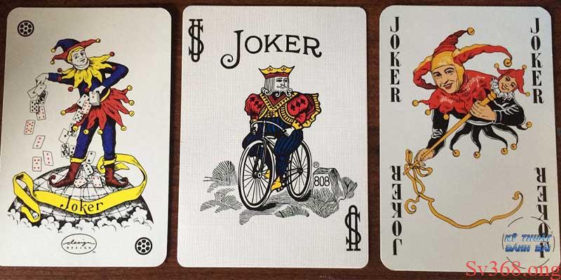 Lá bài joker được thiết kế đặc biệt, khác biệt so với những lá khác